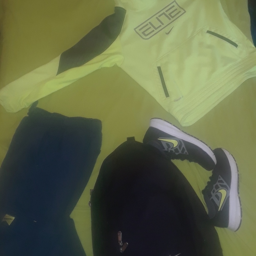 Nike bundle(  back to school  sale)shoes sz 4